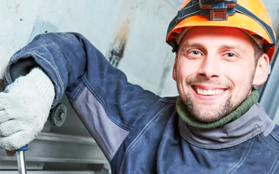 técnico realizando manutenção de elevadores em condomínio